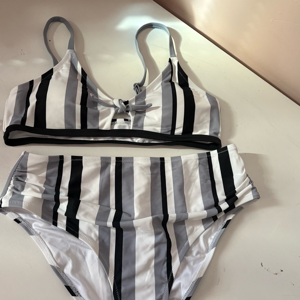 ❤️Cupshe NWT Black, Gray and White Striped Bikini Set - Picture 3 of 9
